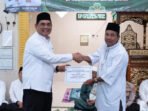 Bupati Batara, H Shalahuddin foto bersama jajaran dengan jamaah Masjid Jami Ar-Rahim pada agenda safari Ramadan di Desa Benao Hilir, Kecamatan Lahei Barat, Senin (2/3).