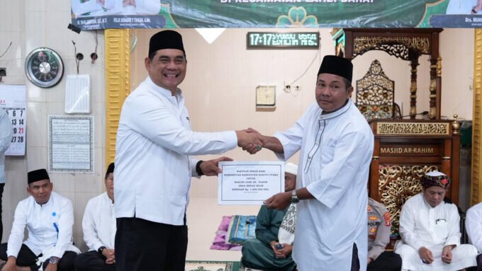 Bupati Batara, H Shalahuddin foto bersama jajaran dengan jamaah Masjid Jami Ar-Rahim pada agenda safari Ramadan di Desa Benao Hilir, Kecamatan Lahei Barat, Senin (2/3).