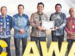 Bupati Barito Utara H. Shalahuddin bersama jajaran saat penyerahan UHC Awards di Jakarta, Selasa (27/1).