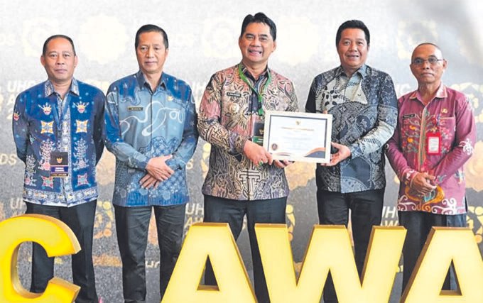 Bupati Barito Utara H. Shalahuddin bersama jajaran saat penyerahan UHC Awards di Jakarta, Selasa (27/1).