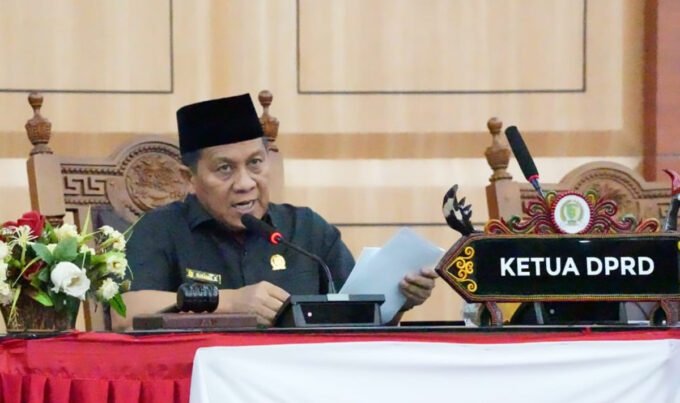 Ketua DPRD Kota Palangka Raya, Subandi saat memimpin rapat paripurna, belum lama ini.