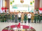 Gubernur Kalteng H Agustiar Sabran, bersama Pangdam XXII Tambun Bungai Mayjen TNI Zainul Arifin bersama para pejabat perwira utama di lingkungan Kodam XII Tambun Bungai dalam giat Silaturahmi dan Buka Puasa Bersama, Selasa (3/3).
