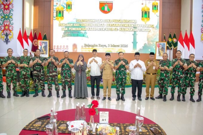 Gubernur Kalteng H Agustiar Sabran, bersama Pangdam XXII Tambun Bungai Mayjen TNI Zainul Arifin bersama para pejabat perwira utama di lingkungan Kodam XII Tambun Bungai dalam giat Silaturahmi dan Buka Puasa Bersama, Selasa (3/3).