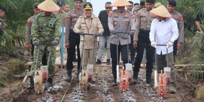 Gubernur Kalteng H. Agustiar Sabran bersama Kapolda Kalteng Irjen Pol Iwan Kurniawan mengikuti kegiatan tanam jagung serentak Kuartal I Tahun 2026 di lahan PT Menteng Kencana Mas, Desa Tahai Baru, Kecamatan Maliku, Kabupaten Pulang Pisau, Sabtu (7/3).