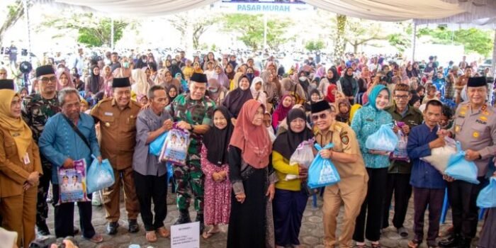 Gubernur Kalteng, H. Agustiar Sabran bersama Ketua TP-PKK Kalteng Aisyah Thisia Agustiar Sabran, menghadiri giat Pasar Murah dan GPM di halaman Masjid Raya Darussalam, Selasa (10/3).