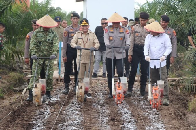 kalteng Gubernur Kalteng H. Agustiar Sabran bersama Kapolda Kalteng Irjen Pol Iwan Kurniawan mengikuti kegiatan tanam jagung serentak Kuartal I Tahun 2026 di lahan PT Menteng Kencana Mas, Desa Tahai Baru, Kecamatan Maliku, Kabupaten Pulang Pisau, Sabtu (7/3).