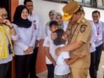Gubernur Kalteng H Agustiar Sabran menyapa anak-anak saat kunjungan ke salah satu sekolah raykat, beberapa waktu lalu.