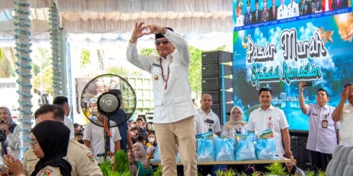 Gubernur Kalteng, H. Agustiar Sabran menyapa ribuan mahasiswa di Palangka Raya yang memadati halaman Istana Isen Mulang, Rabu (11/3).