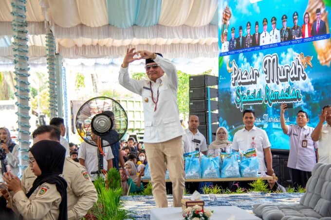 Gubernur Kalteng, H. Agustiar Sabran menyapa ribuan mahasiswa di Palangka Raya yang memadati halaman Istana Isen Mulang, Rabu (11/3).