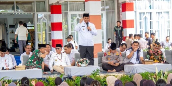 Wagub Kalteng H. Edy Pratowo saat menyampaikan sambutan dalam kegiatan pasar murah khusus mahasiswa di halaman Istana Isen Mulang, Rabu (12/3).