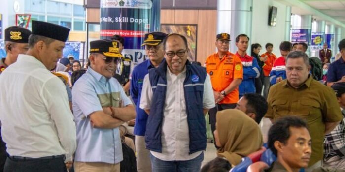 Gubernur Kalteng, H. Agustiar Sabran, meninjau langsung kondisi arus mudik di Bandara Tjilik Riwut, Sabtu (14/3).