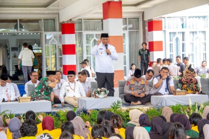 Wagub Kalteng H. Edy Pratowo saat menyampaikan sambutan dalam kegiatan pasar murah khusus mahasiswa di halaman Istana Isen Mulang, Rabu (12/3).