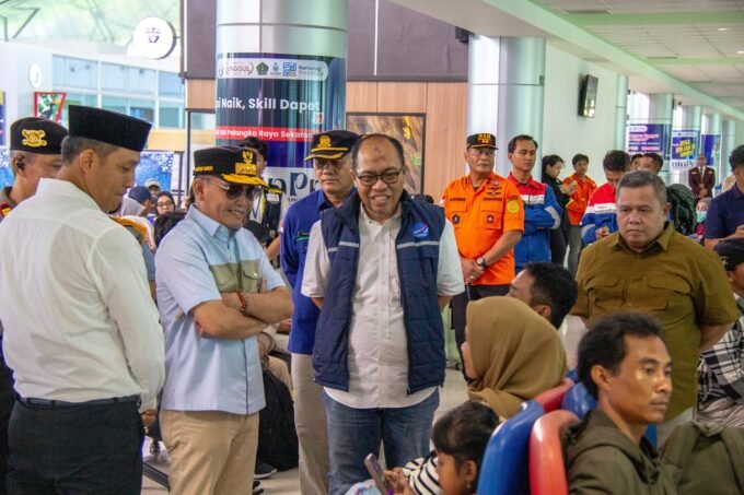kalteng Gubernur Kalteng, H. Agustiar Sabran, meninjau langsung kondisi arus mudik di Bandara Tjilik Riwut, Sabtu (14/3).