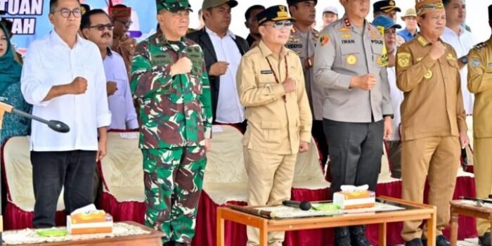 Gubernur Kalimantan Tengah H. Agustiar Sabran bersama Kapolda Kalteng Irjen Pol Iwan Kurniawan dan Pangdam XXII/Tambun Bungai Mayjen TNI Zainul Arifin mengikuti kegiatan di Kabupaten Seruyan, Senin (16/3).