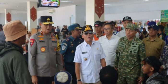 Gubernur H Agustiar Sabran, Kapolda Irjen Pol Iwan Kurniawan bersama dan Pangdam XXII/Tambun Bungai Mayjen TNI Zainul Arifin memantau arus mudik di Pelabuhan Panglima Utar Kumai, Kobar, Minggu (15/3).