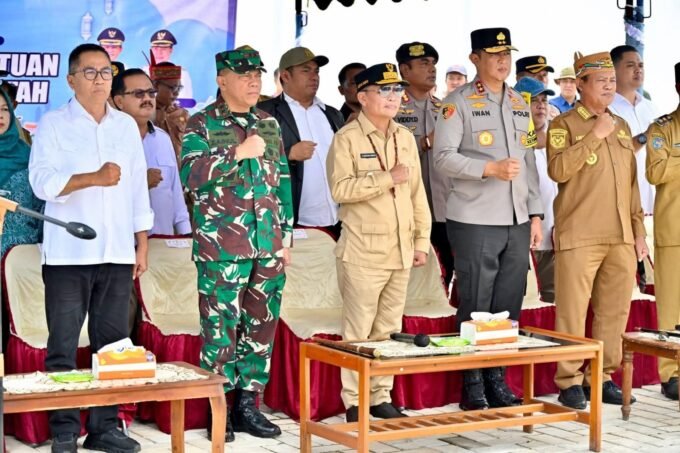 Gubernur Kalimantan Tengah H. Agustiar Sabran bersama Kapolda Kalteng Irjen Pol Iwan Kurniawan dan Pangdam XXII/Tambun Bungai Mayjen TNI Zainul Arifin mengikuti kegiatan di Kabupaten Seruyan, Senin (16/3).