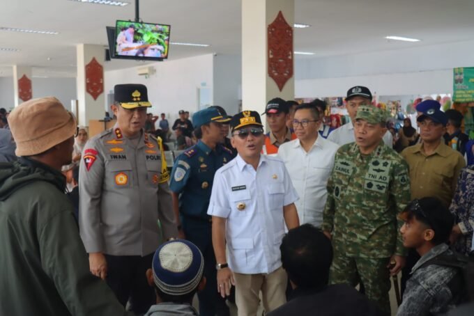 Gubernur H Agustiar Sabran, Kapolda Irjen Pol Iwan Kurniawan bersama dan Pangdam XXII/Tambun Bungai Mayjen TNI Zainul Arifin memantau arus mudik di Pelabuhan Panglima Utar Kumai, Kobar, Minggu (15/3).