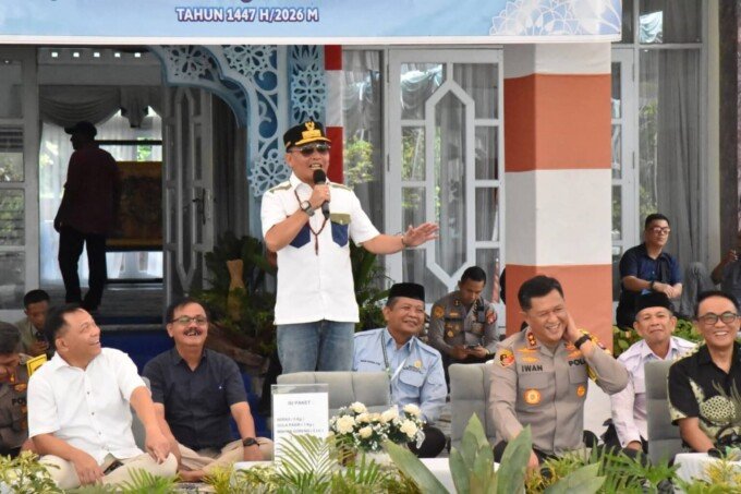 Gubernur Kalteng H. Agustiar Sabran saat menyampaikan sambutan dalam kegiatan Pasar Murah di Istana Isen Mulang, Palangka Raya, belum lama ini.