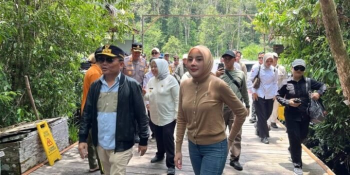 Gubernur Kalteng, H. Agustiar Sabran didampingi Ketua TP PKK Provinsi Kalteng Aisyah Thisia Agustiar Sabran saat meninjau fasilitas dan akses kawasan Taman Nasional Tanjung Puting di Kabupaten Kotawaringin Barat, Rabu (25/3).
