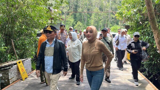 kalteng Gubernur Kalteng, H. Agustiar Sabran didampingi Ketua TP PKK Provinsi Kalteng Aisyah Thisia Agustiar Sabran saat meninjau fasilitas dan akses kawasan Taman Nasional Tanjung Puting di Kabupaten Kotawaringin Barat, Rabu (25/3).