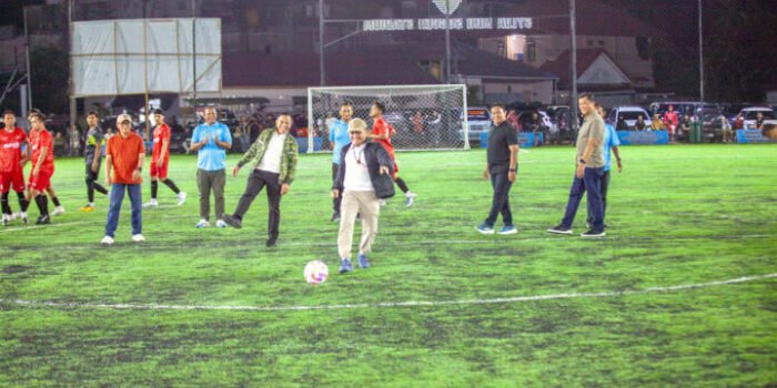 Gubernur Kalteng H. Agustiar Sabran menendang bola sebagai tanda dibukanya Ramadan Cup Kalteng Berkah Turnamen Minisoccer All Star Jilid 5 Tahun 2026 di Istana Isen Mulang, Selasa (24/2).