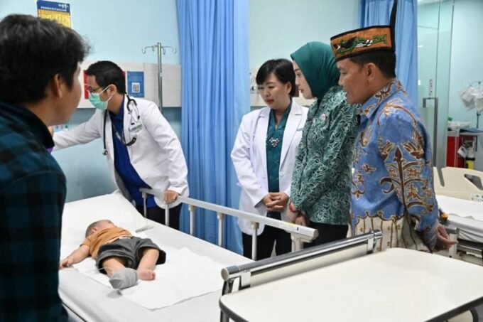 kalteng Gubernur Kalteng H Agustiar Sabran bersama Ketua TPKK Provinsi Kalimantan Tengah Aisyah Thisia Agustiar Sabran saat menjenguk pasien, belum lama ini.