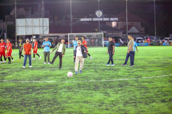 kalteng Gubernur Kalteng H. Agustiar Sabran menendang bola sebagai tanda dibukanya Ramadan Cup Kalteng Berkah Turnamen Minisoccer All Star Jilid 5 Tahun 2026 di Istana Isen Mulang, Selasa (24/2).
