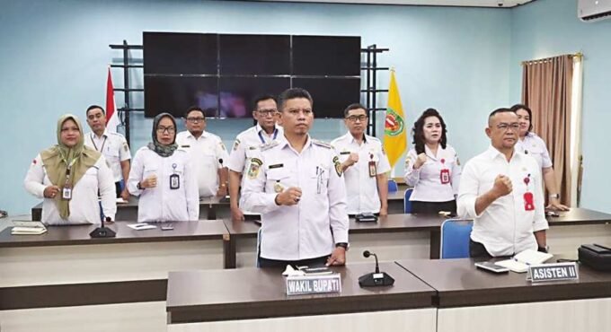 Wakil Bupati Katingan Firdaus, ketika mengikuti kegiatan rapat Sosialisasi Implementasi Kartu Huma Betang Sejahtera dan Bantuan Presiden secara daring, belum lama ini.