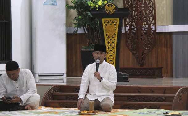 MENGARAHKAN: Wali Kota Palangka Raya, Fairid Naparin saat temu sapa insan media di Rujab Wali Kota, Minggu malam (15/3)