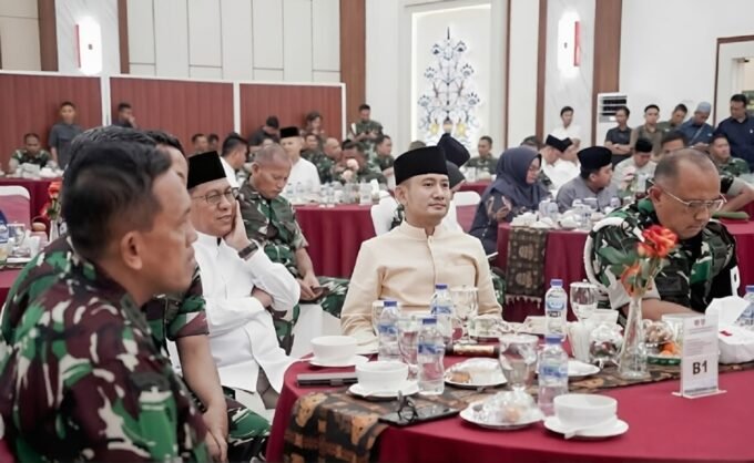Wali Kota Palangka Raya, Fairid Naparin ikuti kegiatan silaturahmi sekaligus buka puasa bersama Pangdam XXII/Tambun Bungai, di Balai Berkah Makodam XXII/TB, Selasa (3/3).
