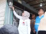 pln Simbolis penyalaan rumah Ibu Titin oleh Wali Kota Banjarbaru, Hj. Erna Lisa Halaby melalui program LUTD, disaksikan GM PLN UID Kalselteng, Iwan Soelistijono dan seluruh tamu undangan.