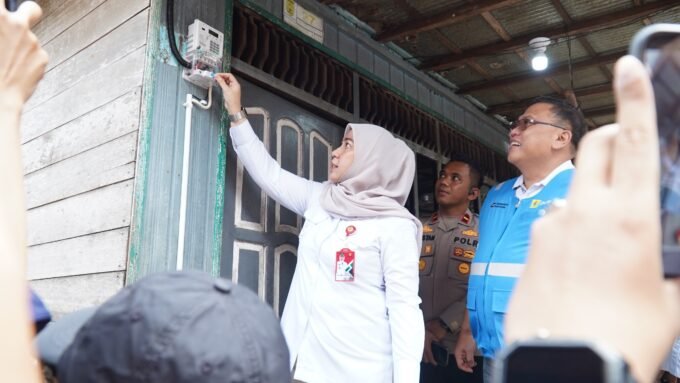 pln Simbolis penyalaan rumah Ibu Titin oleh Wali Kota Banjarbaru, Hj. Erna Lisa Halaby melalui program LUTD, disaksikan GM PLN UID Kalselteng, Iwan Soelistijono dan seluruh tamu undangan.
