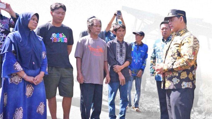 Bupati H Shalahuddin ST MT bersama Wakil Bupati Felix AMd saat meninjau korban terdampak kebakaran di Lanjas, Kamis (25/2).