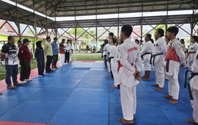 Alfan Kusnaeni, bersama Hj Fatmawati, mengunjungi training center cabang olahraga TI Kobar sebagai bagian dari pemantauan kesiapan atlet menghadapi Porprov Kalimantan Tengah 2026, Minggu (19/4/2026).