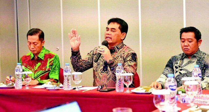 Bupati Barito Utara H Shalahuddin ST MT, Wakil Bupati Felix Sonadie Y. Tingan, A.Md. dan Sekda Drs Muhlis saat memimpin rapat percepatan desain jembatan Sikan, Lemo, dan Lahei belum lama ini.