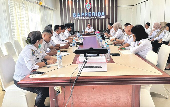 Bapperida Plt Kepala Bapperida Provinsi Kalteng Syahfi ri SE saat memimpin rapat di Kantor Bapperida Kalteng, Jalan RTA Milono belum lama ini.