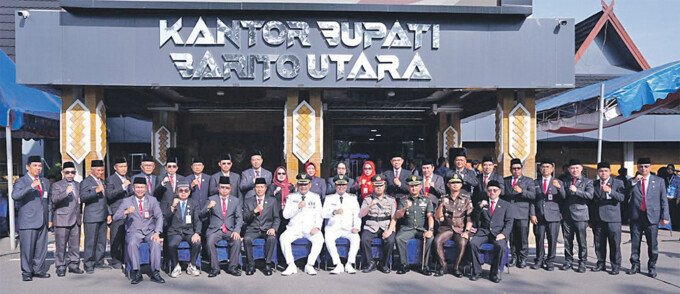 Bupati Batara, H Shalahuddin usai memimpin upacara Hari Otonomi Daerah ke-30 di halaman kantor Bupati, Senin (27/4).