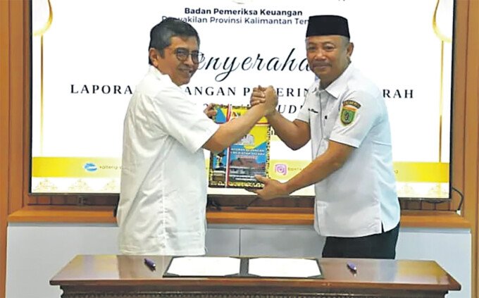 Bupati Barsel, Dr H Eddy Raya Samsuri saat menyerahkan LKPD TA 2025 kepada BPK RI Perwakilan Provinsi Kalteng, Rabu (8/4).