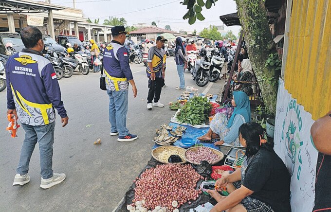 Dishub Barsel memberikan imbauan kepada warga yang memarkirkan kendaraan di sepanjang pasar subuh.