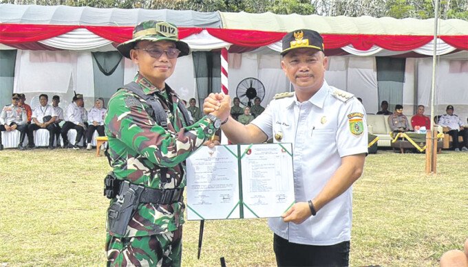 Bupati Barsel, Dr H Eddy Raya Samsuri bersama Dandim 10/12 Buntok, Letkol Infantri Muhammad Edi usai membuka kegiatan TMMD Imbangan Kodim 1012/Buntok Tahun 2026, Rabu (22/4).