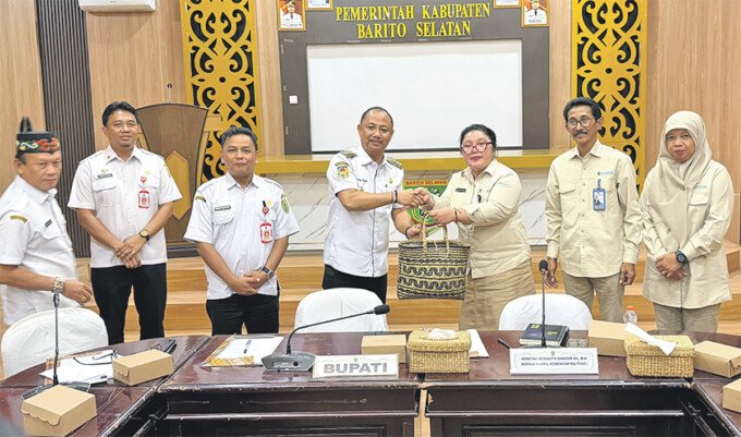 Bupati Barsel, Dr H. Eddy Raya Samsuri saat menyambut kunjungan Kanwil KemenHAM Kalteng di Aula Setda Barsel.