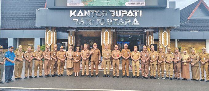 Bupati Barito Utara H Shalahuddin ST MT saat menyampaikan amanat pada apel gabungan lingkup Pemerintahan Kabupaten Barito Utara di halaman Kantor bupati, senin (20/4).