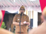 Bupati Barito Utara H Shalahuddin ST MT saat menyampaikan Amanat pada Apel Gabungan lingkup Pemerintah Kabupaten Barito Utara di Halaman Kantor Bupati, Senin (20/4).