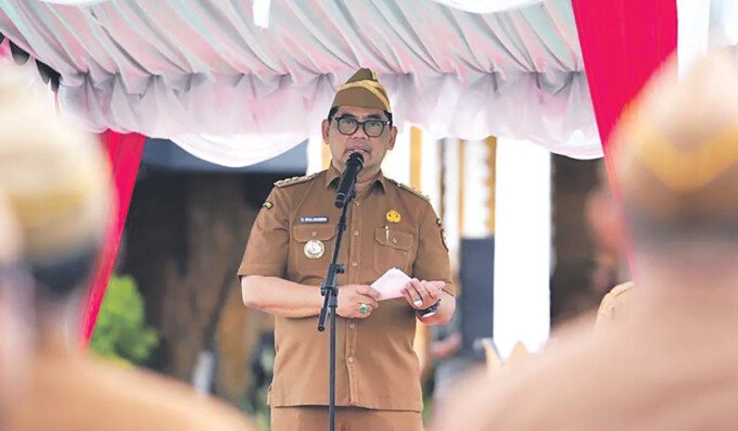 Bupati Barito Utara H Shalahuddin ST MT saat menyampaikan Amanat pada Apel Gabungan lingkup Pemerintah Kabupaten Barito Utara di Halaman Kantor Bupati, Senin (20/4).