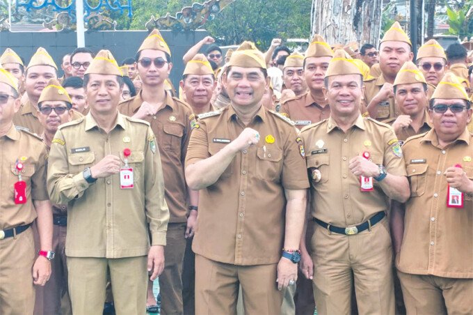 Bupati Barito Utara H Shalahuddin ST MT bersama jajaran ASN ketika menggelar apel gabungan Lingkup Pemerintah Kabupaten Barito Utara di halaman Kantor Bupati, Senin (20/4).