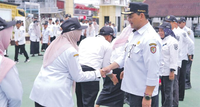 Bupati Barito Utara H Shalahuddin ST MT saat memimpin Apel pada Dinas Pendidikan Barito Utara, Rabu (22/4). Pendidikan merupakan investasi masa depan yang tidak boleh terhambat oleh persoalan biaya.