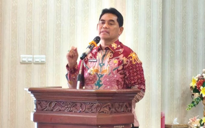 Bupati Barito Utara H Shalahuddin ST MT melakukan penandatanganan Pakta Integritas Komitmen Dukungan Pelaksanaan Sistem Penerimaan Murid Baru (SPMB) di Kabupaten Barito Utara tahun ajaran 2026/2027 di aula Rumah Jabatan Bupati, Kamis (23/4).