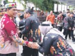 Bupati Barito Utara H Shalahuddin ST MT usai pelaksanaan apel pagi di Dinas Perumahan, Kawasan Permukiman, dan Pertahanan (Perkimtan) Barito Utara, Kamis (23/4).