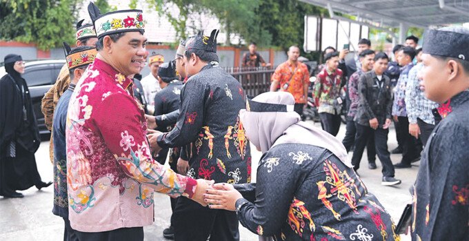 Bupati Barito Utara H Shalahuddin ST MT usai pelaksanaan apel pagi di Dinas Perumahan, Kawasan Permukiman, dan Pertahanan (Perkimtan) Barito Utara, Kamis (23/4).