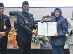 Wakil Bupati Batara, Felix ditemani sekda Muhlis menerima Rekomendasi DPRD Barito Utara atas LKPJ Barito Utara Tahun Anggaran 2025 di ruang rapat Paripurna DPRD setempat, Jumat (24/4).